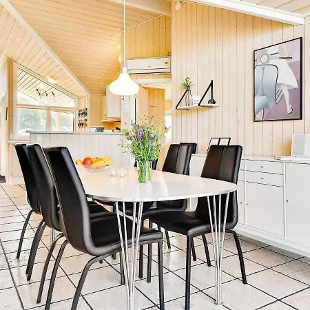 Holiday home Three-bedroom In 5 *